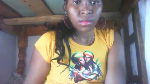 Snapshot of couleur_vanille chatting on 11.11.25 couleur_vanille online show from 11.11.25