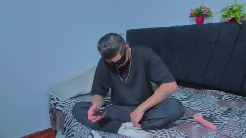 Snapshot of couple_2533 chatting on 10.06.25 couple_2533 online show from 10.06.25