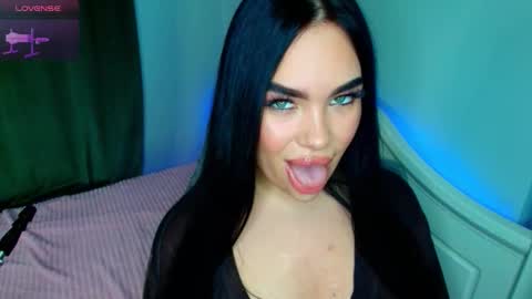 Snapshot of crazy__berry chatting on 11.08.25 Eva online show from 11.08.25