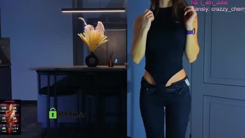 Snapshot of crazzy_cherry chatting on 10.12.25 crazzy cherry online show from 10.12.25