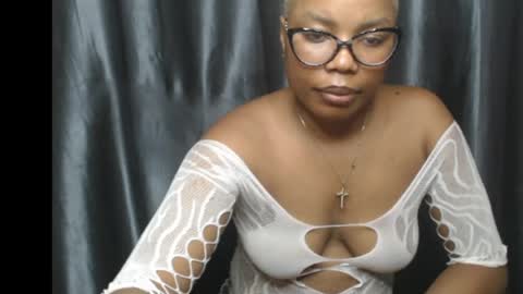 Snapshot of creamy_xvanila chatting on 05.06.26 venessa online show from 05.06.26