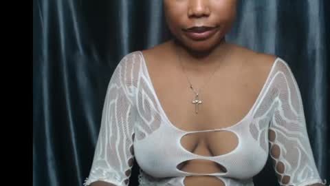 Snapshot of creamy_xvanila chatting on 05.07.26 venessa online show from 05.07.26
