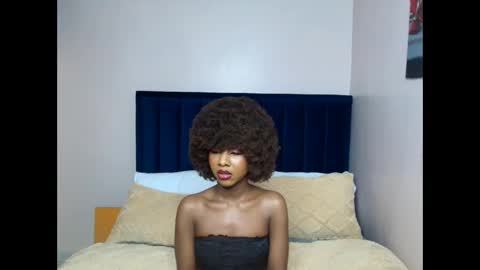 Snapshot of creamybabee chatting on 10.05.25 queen online show from 10.05.25