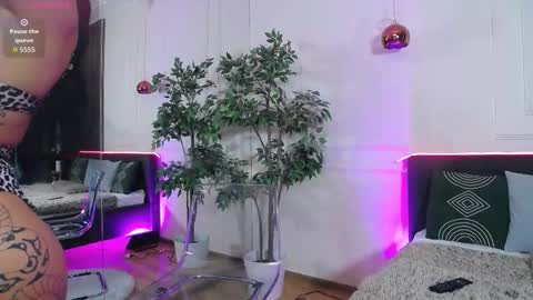 Snapshot of creamyinkk chatting on 10.27.25 Sophie online show from 10.27.25