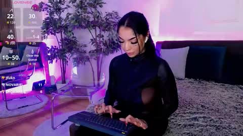 Snapshot of creamyinkk chatting on 11.06.25 Sophie online show from 11.06.25