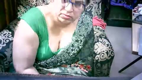 Snapshot of crezybhabihot chatting on 04.17.26 Sonika69 online show from 04.17.26