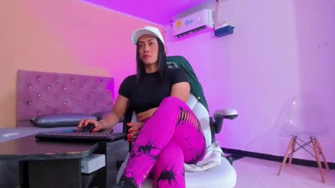 Snapshot of cristal_crossfit chatting on 10.12.25 Cristal online show from 10.12.25