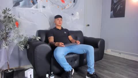 Snapshot of cristopher_strong chatting on 10.04.25 Cristopher online show from 10.04.25