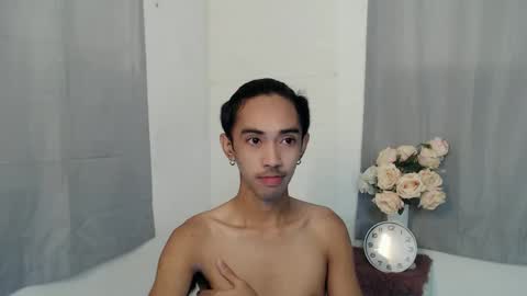 Snapshot of crocodale chatting on 09.19.25 crocodale online show from 09.19.25