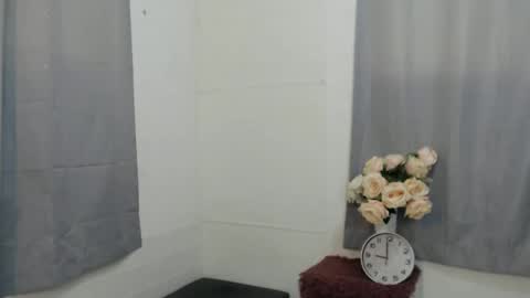 Snapshot of crocodale chatting on 09.21.25 crocodale online show from 09.21.25