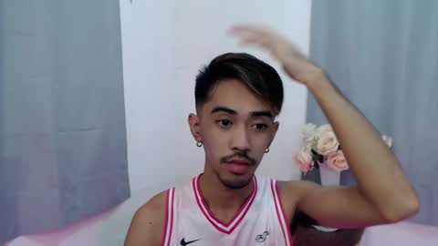 Snapshot of crocodale chatting on 09.25.25 crocodale online show from 09.25.25