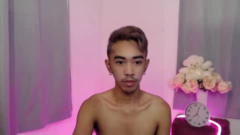 Snapshot of crocodale chatting on 10.19.25 crocodale online show from 10.19.25