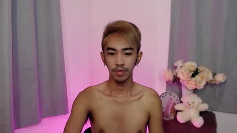 Snapshot of crocodale chatting on 10.28.25 crocodale online show from 10.28.25