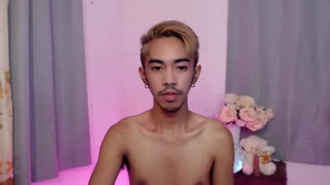 Snapshot of crocodale chatting on 10.29.25 crocodale online show from 10.29.25