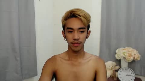 Snapshot of crocodale chatting on 11.22.25 crocodale online show from 11.22.25