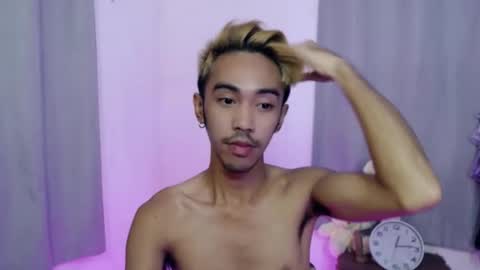 Snapshot of crocodale chatting on 11.25.25 crocodale online show from 11.25.25