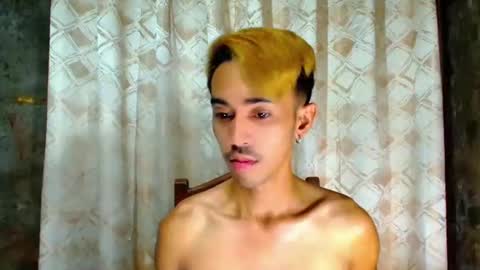 Snapshot of crocodale chatting on 12.18.25 crocodale online show from 12.18.25