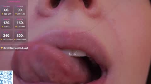 Snapshot of cuddlebyyou chatting on 11.10.25 Ellie online show from 11.10.25