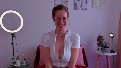 Snapshot of cuddlingbunnny chatting on 12.07.24 Leonela online show from 12.07.24