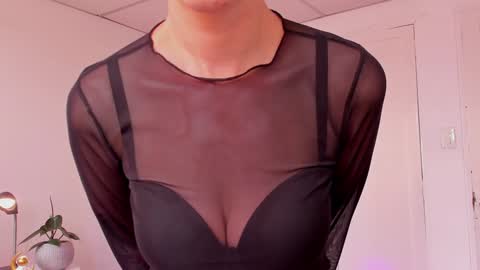 Snapshot of cuddlingbunnny chatting on 12.12.24 Leonela online show from 12.12.24