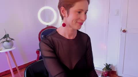 Snapshot of cuddlingbunnny chatting on 12.12.24 Leonela online show from 12.12.24