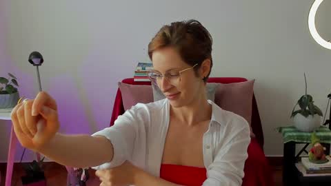 Snapshot of cuddlingbunnny chatting on 12.23.24 Leonela online show from 12.23.24