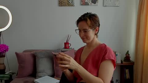 Snapshot of cuddlingbunnny chatting on 01.19.25 Leonela online show from 01.19.25