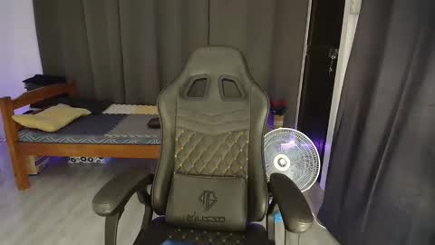 Snapshot of cummingyu chatting on 11.06.25 cummingyu online show from 11.06.25