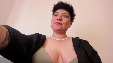 Snapshot of curly_cam_queen chatting on 02.10.25 Bruna online show from 02.10.25