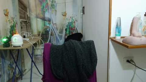 Snapshot of curly_greeneyed chatting on 04.22.26 Vannesa online show from 04.22.26