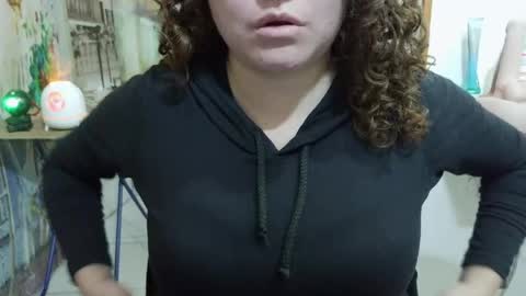 Snapshot of curly_greeneyed chatting on 05.13.26 Vannesa online show from 05.13.26