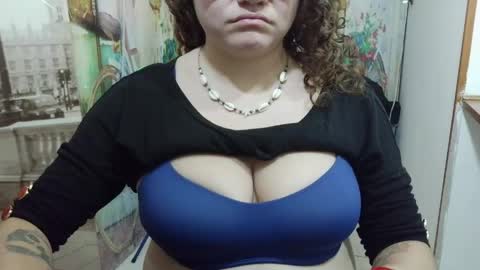 Snapshot of curly_greeneyed chatting on 05.20.26 Vannesa online show from 05.20.26