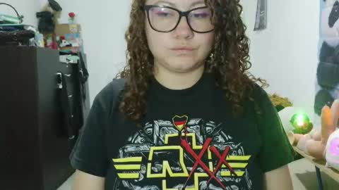 Snapshot of curly_greeneyed chatting on 05.26.26 Vannesa online show from 05.26.26