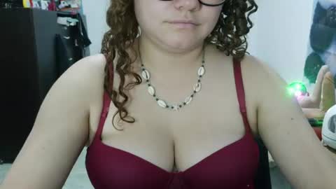 Snapshot of curly_greeneyed chatting on 06.11.26 Vannesa online show from 06.11.26