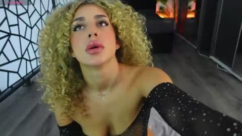Snapshot of curlyanto chatting on 06.11.26 Antonia online show from 06.11.26