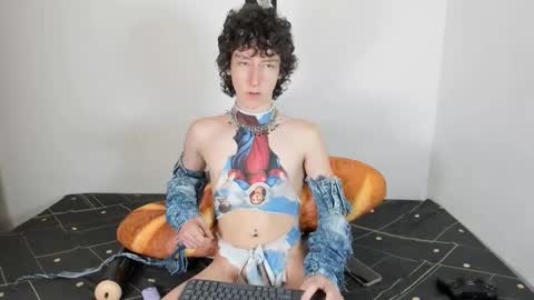 Snapshot of curlyytwink chatting on 10.05.25 Noah online show from 10.05.25