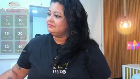 Snapshot of curvy_beauty_ chatting on 11.26.25 Hanna online show from 11.26.25