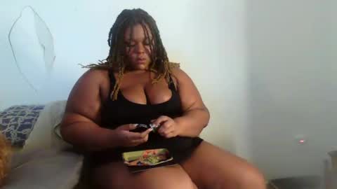 Snapshot of curvybcelinemixe chatting on 12.31.24 Cline online show from 12.31.24