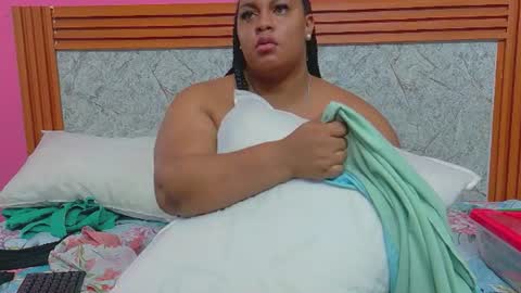 Snapshot of curvyhomebebe chatting on 06.11.26 curvyhomebebe online show from 06.11.26