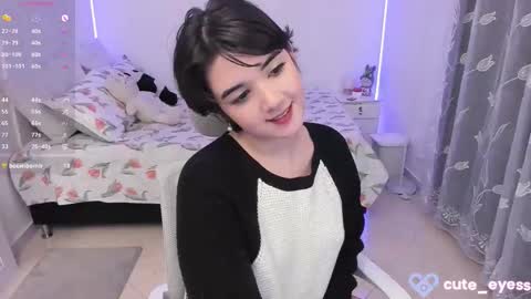 Snapshot of cute_eyess chatting on 10.16.25 Cute online show from 10.16.25