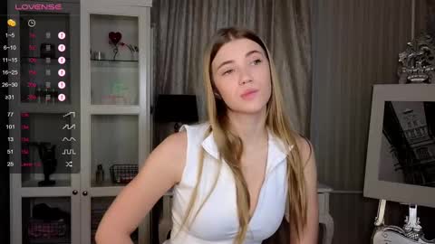 Snapshot of cute_fox_girl chatting on 03.05.25 Anne online show from 03.05.25