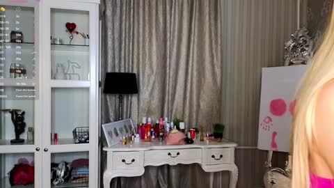 Snapshot of cute_fox_girl chatting on 10.10.25 Anne online show from 10.10.25