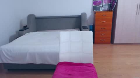 Snapshot of cute_jes chatting on 01.06.25 cute_jes online show from 01.06.25