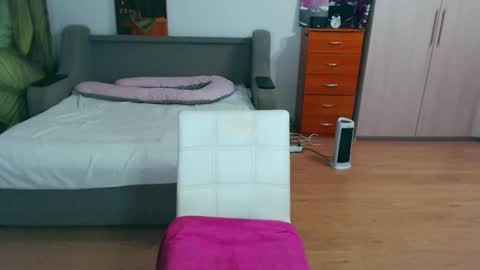 Snapshot of cute_jes chatting on 10.30.25 cute_jes online show from 10.30.25