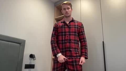 Snapshot of cute_skywalker chatting on 09.20.25 cute_skywalker online show from 09.20.25