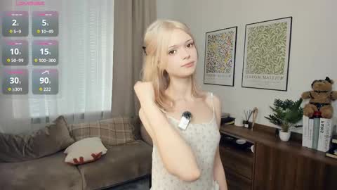 Snapshot of cutebrutality chatting on 11.19.25 Alice online show from 11.19.25