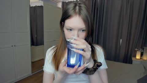 Snapshot of cuty_petite chatting on 03.19.26 Anne online show from 03.19.26