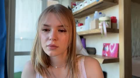 Im Emi streaming with my friend Reyna today online show from 05.17.26
