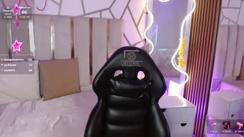 Snapshot of cyrus_tay chatting on 02.11.26 cyrus_tay online show from 02.11.26