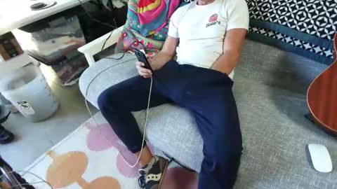 Snapshot of daddycache chatting on 10.16.25 bas online show from 10.16.25